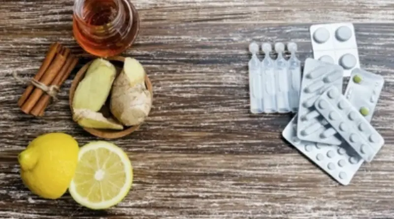 Medicina olistica vs. Medicina tradizionale - immagine di limone zenzero e miele confrontati con medicinali.