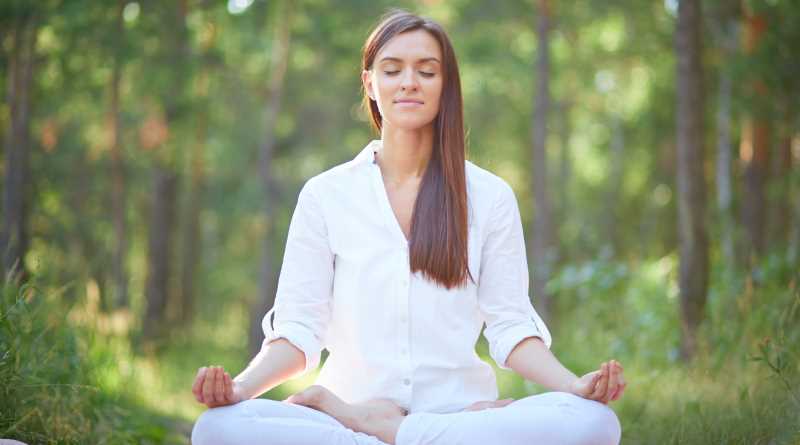 Meditazione Trascendentale - Immagine di giovane donna in meditazione nella natura